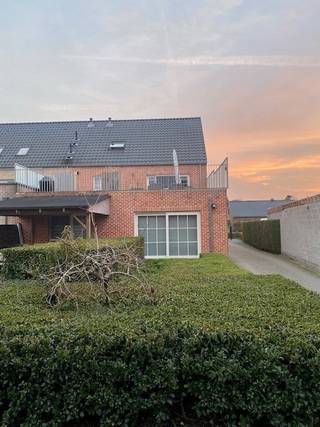 Het ruime duplex appartement is gunstig gelegen op fietsafstand van het centrum van Mol en Balen, ook winkels, scholen en openbaar vervoer zijn...