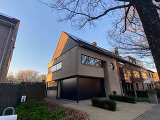 OPENHUIZENDAG - Nog enkele plaatsen beschikbaar op zondag 26 april (9u–16u). Enkel op afspraak, inschrijven mogelijk via: https://shorturl.at/DGTFn<br /><br />Ontdek deze ruime en lichtrijke halfopen woning op een toplocatie in Edegem. Met 289 m² bewoonbare oppervlakte en een perceel van 580 m² biedt dit pand veel comfort, privacy en mogelijkheden voor een groot gezin of tweegeneratiewonen.<br /><br />Indeling en troeven: 5 slaapkamers, 2 badkamers, inpandige garage en 3 parkeerplaatsen, 18 zonnepanelen, domotica en alarmsysteem (ook in de kelder), en een ruime tuin met natuurstenen terras.<br /><br />Gebouwd in 2002 en deels gerenoveerd in 2024 (nieuwe vloer, radiatoren en CV-ketel op het gelijkvloers). De woning is uitstekend onderhouden, asbestvrij, instapklaar en energiezuinig (EPC B).<br /><br />Het gelijkvloers omvat een ruime leef- en eetruimte met zicht op de tuin, een volledig ingerichte keuken en een aparte werkhoek, ideaal voor thuiswerk. De centrale binnentuin zorgt voor extra licht. De garage is bereikbaar via de hal en de zijgevel.<br /><br />Op de eerste verdieping bevinden zich drie ruime slaapkamers, een badkamer met bad, douche en dubbele lavabo, en een praktische wasplaats. De tweede verdieping biedt twee extra slaapkamers, een tweede badkamer, een zithoek en een kitchenette met aparte meters — ideaal voor inwonende familie of verhuur.<br /><br />De tuin is groen omkaderd en biedt veel privacy, met een ruim terras en extra mogelijkheden achteraan. De kelder (63 m²) is veelzijdig inzetbaar (bv. hobbyruimte of gym) en de zolder (18 m²) zorgt voor extra opslag.