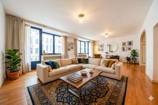 Info: bruxelles.ouest@weinvest.be of 02 315 77 22<br /><br />Ideaal gelegen in het hart van Brussel geniet dit appartement van een uitzonderlijke ligging, op wandelafstand van openbaar vervoer, winkels, Franstalige en Nederlandstalige scholen en alle faciliteiten van het stadscentrum. Het gebouw in Art-Decostijl bevindt zich onder andere tegenover het Théâtre National Bruxelles-Wallonie, in een levendige en gegeerde wijk.<br /><br />Gelegen op de 1ste verdieping met lift, beschikt dit appartement over een bewoonbare oppervlakte van meer dan 220 m² en charmeert het door zijn ruime volumes, karakter en de hoogwaardige materialen die bij de bouw werden gebruikt. De badkamer en de douchekamer zijn uitgevoerd in marmer, wat getuigt van het oorspronkelijke standing van het pand.<br /><br />Het appartement bestaat uit een ruime en lichtrijke woonkamer met toegang tot twee kleine balkons, een volledig uitgeruste keuken, TWEE Slaapkamers, EEN Bureau, een badkamer en een douchekamer. Het pand beschikt bovendien over een individuele gascondensatieketel en dubbele beglazing aan de voor- en achterzijde. <br /><br />Enkele opfrissingswerken en modernisering zullen het volledige potentieel van dit unieke pand naar voren brengen, terwijl het architecturale karakter behouden blijft.<br /><br />Technische informatie: EPC E – elektriciteit niet conform – geen kelder – veiligheidsdeur – individuele gasketel.<br /><br />Optioneel is het mogelijk om in een gebouw op ongeveer 50 meter afstand een parkeerplaats met kelder aan te kopen voor een bedrag van €35.000.<br /><br />Een zeldzaam pand, ideaal voor liefhebbers van karaktervolle woningen die willen genieten van een unieke woonomgeving in het hart van Brussel.<br /><br />📍 Snel te ontdekken !<br /><br />EPC > E – CO₂: 44 kg/(m².jaar) – 231 [kWhEP/(m².jaar)] – Mis al onze exclusieve aanbiedingen niet op onze website WWW.WEINVEST.BE