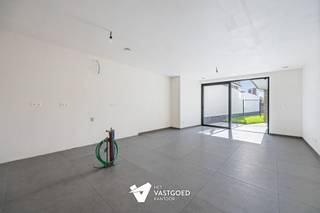 <p><span>Gelijkvloers wonen met ruim terras (tuin)  6% btw mogelijk!</span></p><p><span> </span></p><p><span>Dit aangename gelijkvloerse appartement combineert comfortabel wonen met buitenruimte. Met een bewoonbare oppervlakte van 84,04 m², 1 slaapkamer en terras van 17,19 m² en tuintje van 13,03 m² geniet u hier van een praktische indeling en een open woongevoel.</span></p><p><span> </span></p><p><span>De leefruimte sluit mooi aan op de buitenruimtes, waardoor binnen en buiten naadloos in elkaar overlopen. De keuken kan nog volledig naar eigen smaak gekozen worden binnen het voorziene budget van 12.500 euro excl. btw.</span></p><p><span> </span></p><p><span>Dankzij de energiezuinige technieken, waaronder vloerverwarming en koeling via geothermie, zonnepanelen, ventilatie D en E-peil 10 met vrijstelling van het KI in de eerste 5 jaar, is dit appartement ideaal voor wie zorgeloos en comfortabel wil wonen op een centrale locatie.</span></p><p><span> </span></p><p><span>Een ideale keuze voor wie gelijkvloers comfort met buitenruimte zoekt.</span></p><p><span> </span></p>