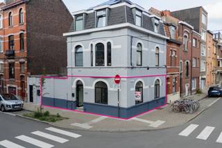 Dit handelspand van 100 m² werd opgeleverd en is momenteel bestemd voor horecadoeleinden, maar is ook perfect geschikt voor een kantoorruimte.Gelegen...