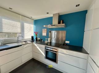 <p><span>INSTAPKLAAR 2-SLAAPKAMER APPARTEMENT MET OVERDEKT TERRASJE</span></p><p><span> </span></p><p><span>Een rondleiding doorheen het appartement:</span></p><p><span>via de gemeenschappelijke inkomhal kan u de trap nemen naar de tweede verdieping. <br />Zo komt u terecht bij uw privatieve inkomhal. Door de inkomhal met mooie glazen deur, kan u verder gaan naar de leefruimte. <br />De gerenoveerde open keuken is voorzien van alle comfort: voldoende opbergkasten, vaatwasmachine, kookplaat, dampkap, koelkast, diepvriezer, oven en spoelbak. <br />Verder beschikt dit appartement over 2 slaapkamers (12,5m</span><span><sup>2 </sup></span><span>- 9,5m</span><span><sup>2</sup></span><span>). De kleinste slaapkamer heeft een ingebouwde kastenwand + toegang naar het overdekte terrasje.  </span></p><p><span>Ook de badkamer is gerenoveerd en voorzien van een douche, badkamermeubel met lavabo, toilet, handdoek radiator en aansluiting voor wasmachine.</span></p><p><span> </span></p><p><span>Beschikbaar vanaf 01juni 2026</span></p><p><span>Vaste kosten: 50 EUR/maand (Inbegrepen: voorschot op water, aandeel syndicus, ruimen septische put, onderhoud en verbruik gemene delen). </span></p><p><span> </span></p><p><span> </span></p><p><span> </span></p>