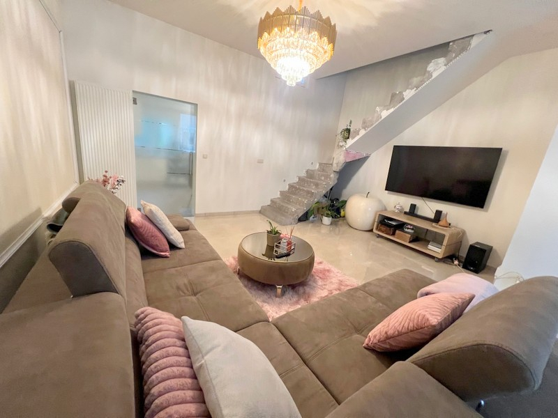 GERENOVEERDE INSTAPKLARE RUIME EIGENDOM MET GARAGE VOOR 2 WAGENS - photo 4