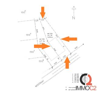 Residentieel gelegen bouwperceel van 04 A 84 CA (LOT 5 B op het opmetingsplan) voor halfopen bebouwing in een rustige straat in Koersel. <br /><br />Ligging: <br />+ Mosstraat, tegenover nummer 6 <br /><br />Bestemming: <br />+ Halfopen bebouwing <br />+ Residentieel gebruik: eengezinswoning <br /><br />Afmetingen perceel: <br />+ Straatbreedte: 9 m <br />+ Diepte: het perceel loopt in een knik naar achter toe, gemiddelde diepte: ca. 45 m <br /><br />Bouwdiepte: <br />+ Gelijkvloers: 17 m (14 m + 3 m voor de aanhorigheden die één harmonisch geheel met de hoofdbouw dienen te vormen) <br /><br />Bouwhoogte en dakhelling: <br />+ 1 volwaardige bouwlaag onder de kroonlijst <br />+ Maximaal 3,5 m tussen wegpeil en kroonlijst) <br />+ Dakhelling: 35 ° <br /><br />Bijgebouwen: <br />+ Vrijstaand bijgebouw/bergplaats is toegestaan op min. 6 m achter de achtergevel van de woning <br />+ Maximale oppervlakte van 40 m² <br />+ Maximale hoogte tot kroonlijst: 3 m <br /><br />Oriëntatie tuin: <br />+ noordwesten <br /><br />Bijzonderheden: <br />+ Bij de aanvraag tot omgevingsvergunning dient een compensatieformulier inzake ontbossing te worden bijgevoegd. <br /><br />Rustige residentiële ligging in een fijne buurt te Koersel, in nabijheid van alle voorzieningen (winkels, scholen, openbaar vervoer etc.) en het op- en afrittencomplex autostrade. <br /><br />Verkavelings- en opmetingsplan, verkavelingsvergunning en bouwvoorschriften zijn beschikbaar op eenvoudig verzoek.