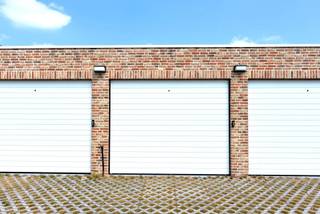 Gesloten garageboxen te huur in het centrum van Essen, ideaal voor het veilig stallen van uw auto of als extra opslagruimte. De boxen zijn gemakkelijk bereikbaar en bieden een goede bescherming tegen weersinvloeden en diefstal. Aantal: 6. Poort opening: breedte 2,82m / hoogte 2,23m. Box breedte 3m / 6m diep/ 2,61m hoog. De maandelijkse huur per box bedraagt €150 en de borg bedraagt drie maanden huur.