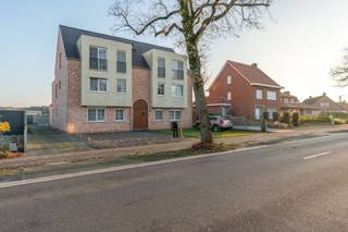 Recent ruim dakappartement met 3 slaapkamers, groot dakterras, garage, autostaanplaats en kelderberging.
Het dakappartement bestaat uit een lichtrijke leefruimte met een zithoek vooraan, een eethoek en een open keuken met aanpalende berging achteraan. De keuken geeft uit op het groot dakterras met mooi uitzicht op de groene omgeving en de weilanden achteraan.
Het slaapgedeelte bestaat uit een nachthal die uitgeeft op de drie slaapkamers waarvan twee kinderkamers, een apart toilet met handenwasser en een badkamer met lavabomeubel, douche en handdoekdroger.
Vanuit de leefruimte is er een open houten trap naar de zolderverdieping, die momenteel dienst doet als bergruimte, hier is ook de warmtepomp geplaatst. De zolderverdieping is potentieel interessant als extra berging, speelkamer, hobbyruimte, ... .
Bij het appartement hoort een mooie kelderberging, een autostaanplaats en ruime bovengrondse garagebox met elektrische poort die de koper verplicht is bij aan te kopen voor € 30.000,-
Op het dak zijn zonnepanelen geplaatst.
TROEVEN:
•Dakappartement
•Veel lichtinval.
•Energiezuinig; warmtepomp, zonepanelen.
•Ruime leefruimte.
•Berging, autostaanplaats en bovengrondse garagebox.
Het appartement wordt verkocht onder registratierechten.
Het appartement is gelegen op wandel- en fietsafstand van de winkels, openbaar vervoer en het centrum van Lille. Verder is er een vlotte verbinding naar de E34 Antwerpen - Eindhoven en naar Herentals.
Indien u meer informatie wenst of een plaatsbezoek, aarzel dan niet contact op te nemen, tel: 014/715008 of 0496/511010 of mail naar christoffel@vastgoedpicavet.be .