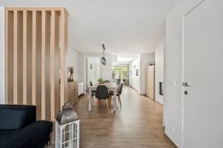 Deze instapklare woning, gerenoveerd in 2018, is centraal gelegen in Nieuwpoort-Stad en beschikt over 3 slaapkamers, een gezellige tuin én extra uitbreidingsmogelijkheden. Deze prachtige woning heeft volgende indeling:<br /><br />GELIJKVLOERS:<br />Inkomhal, leefruimte, eetplaats met gashaard, open en volledig ingerichte keuken voorzien van alle comfort, berging, volledig ingerichte badkamer met ligbad, douche en wastafel, en apart toilet.<br /><br />VERDIEP 1:<br />Nachthal en 3 slaapkamers.<br /><br />ZOLDER:<br />Ruime zolderverdieping, momenteel toegankelijk via een valtrap. De zolder biedt interessante mogelijkheden voor verdere uitbreiding en inrichting, bijvoorbeeld door het plaatsen van een vaste trap.<br /><br />TUIN:<br />Terras, gazon, wandelpad in gepolierde beton en ruime tuinberging.<br /><br />TROEVEN:<br />- Centrale ligging in Nieuwpoort-Stad<br />- Zonnepanelen én thuisbatterij<br />- Extra uitbreidingsmogelijkheden op de zolderverdieping<br />- Centrale verwarming op aardgas<br />- PVC-schrijnwerk met hoogrendementsbeglazing.<br /><br />Instapklaar, energiezuinig en met extra uitbreidingsmogelijkheden: een ideale woning in het centrum van Nieuwpoort-Stad.<br /><br />Benieuwd? Ontdek de woning alvast via de 360° virtuele tour: https://my.matterport.com/models/kG57NRmLQ7o<br /><br />Meer informatie of een bezoek? www.vastgoedvanoverschelde.be