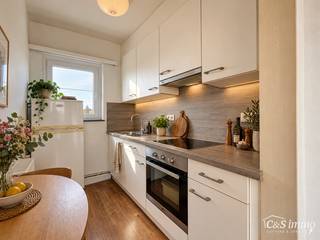 Instapklare éénslaapkamerappartement op de vierde en bovenste verdieping van een kleinschalig gebouw met lift.<br />Via de inkomhal met apart toilet bereikt u de lichtrijke woonkamer (ca. 18 m²), afgewerkt met laminaat en genietend van een mooi open uitzicht over Merksem. Aansluitend bevindt zich de recente, ingerichte keuken met keramische kookplaat, oven, dampkap en koelkast.<br />De slaapkamer is eveneens afgewerkt met laminaat en beschikt over een ensuite, recente badkamer met douche en badkamermeubel. Vanuit de slaapkamer heeft u toegang tot het zuidwest georiënteerde terras. Het terras is vergund, maar dient nog aangelegd te worden.<br />Extra troeven zijn de privatieve kelderberging, de recent vernieuwde ramen met dubbele beglazing en cv. Door deze vernieuwingen is de huidige EPC-score niet langer representatief voor de actuele toestand van het appartement. <br />Ook de ligging biedt toekomstperspectief: met de geplande overkapping van de Antwerpse Ring en de ontwikkeling van Ringpark krijgt de omgeving er in de toekomst een grote groene zone bij.<br />Het appartement is instapklaar en onmiddellijk beschikbaar.