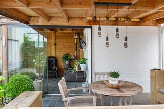 Op een centraal gelegen locatie te Onze-Lieve-Vrouw-Waver bevindt zich deze instapklare woning met grote garage op een ruim perceel van 825 m². Dankzij de gunstige ligging geniet u van een uitstekende bereikbaarheid, terwijl winkels, scholen, horecagelegenheden en het openbaar vervoer zich op wandelafstand bevinden.<br /><br />We betreden de woning via de inkomhal met vestiaire. De lichtrijke leefruimte biedt ruimschoots plaats voor het inrichten van een gezellige zithoek en een aparte eetruimte. Aangrenzend bevindt zich de keuken, uitgerust met kwalitatieve toestellen, met aansluitend een fantastische veranda. Verder vinden we op deze verdieping nog een eigentijdse badkamer met inloopdouche en lavabomeubel, een apart toilet en een zeer praktische bureauruimte.<br />Op de eerste verdieping bevinden zich twee volwaardige slaapkamers en op de zolderverdieping vinden we de derde slaapkamer terug. De kelder en de ruime garage bieden bovendien heel wat extra opbergruimte. Aan parkeergelegenheid is er geen gebrek, met zowel voor als achter de poort voldoende plaats.<br />In de gezellige tuin met aangelegd terras kunt u steeds in alle rust en privacy genieten van het mooie weer, in het bijzonder onder het overdekte terras. De woning is eveneens voorzien van zonnepanelen.<br /><br />Dit is een uitstekende opportuniteit indien u op zoek bent naar een instapklare woning met 3 slaapkamers, een riante garage en een mooie tuin op een perceel van 825 m² te Onze-Lieve-Vrouw-Waver. Contacteer ons via 0479 13 63 69 of neem een kijkje op www.boonstravastgoed.be.<br /><br />Bijzonderheden:<br />- 3 slaapkamers<br />- Perceel = 825 m²<br />- Garage met oprit