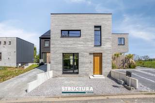 In een uiterst rustige en landelijke eenrichtingsstraat in Wemmel, en toch vlakbij alle voorzieningen, bevindt zich deze prachtig totaal gerenoveerde woning. De architecturale gevel met strakke lijnen en warme accenten zet meteen de toon: hedendaags, lichtrijk en tot in de puntjes doordacht. Binnenin geniet u van overvloedige lichtinval dankzij de grote raampartijen en de open vide, terwijl de achterzijde uitgeeft op een groene oase met zicht op het Beverbos. Deze woning combineert esthetiek, comfort en energiezuinigheid (EPC B).IndelingBij het betreden van de woning komt u in een inkomhal met gastentoilet en praktische berging. Aan de voorzijde bevindt zich een polyvalente ruimte die perfect dienst kan doen als bureau of extra kamer.Verder door komt u in de open leefruimte, waar zithoek, eetplaats en keuken naadloos in elkaar overvloeien. De moderne keuken met eiland vormt het hart van de woning en staat in directe verbinding met de lichtrijke leefruimte en het terras. De grote raampartijen en de vide zorgen hier voor een uitzonderlijk ruimtelijk gevoel en maximale lichtinval.Daarnaast bevindt zich op het gelijkvloers nog een polyvalente ruimte (2de badkamer, opslag, voorraadkamer) met inbouwkast en extra regendouche. Op de verdieping vindt u twee volwaardige slaapkamers (+/- 12m²), een badkamer met inloopdouche en dubbele lavabo en een open dressing. De vide zorgt opnieuw voor een mooie connectie met de leefruimte beneden en versterkt het open karakter van de woning.Mooie tuin met prachtig zicht en volledig afgesloten. Oprit voor 2 wagens.Karakteristieken- Totaalrenovatie (2020) met nog minimale afwerkingen te voorzien- Zeer lichtrijke woning dankzij grote raampartijen en vide- Rustige en landelijke ligging in een eenrichtingsstraat- Achteraan prachtig groen zicht op het Beverbos- Energiezuinig (EPC: B)- Parketvloeren doorheen de woning- Vloerverwarming op gas- Domoticasysteem aanwezig- Uitbreidingsmogelijkheid zolder ca. 70 m²- Verlaagde tot geen onroerende voorheffing t.e.m. 2028 (grondige energetische renovatie)- Elektriciteit conform- Vrij bij akte - Bestuursmaatregelen in het maatregelenregister: neeBent u op zoek naar een instapklare, moderne woning met karakter, licht en uitbreidingspotentieel, gelegen op een toplocatie in Wemmel? Dan is dit een unieke opportuniteit. Contacteer ons vandaag nog voor een bezoek en ontdek zelf de troeven van deze bijzondere woning via 02 460 80 46 of info@structura.be