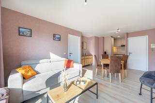 Instapklaar en stijlvol afgewerkt appartement met een aangename, lichtrijke leefruimte die uitgeeft op een mooi terras. De open keuken sluit...