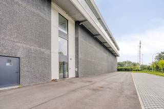 Bâtiment commercial avec une visibilité unique à louer à Deerlijk. Le bâtiment est situé dans une zone industrielle de classe I et comprend : >...