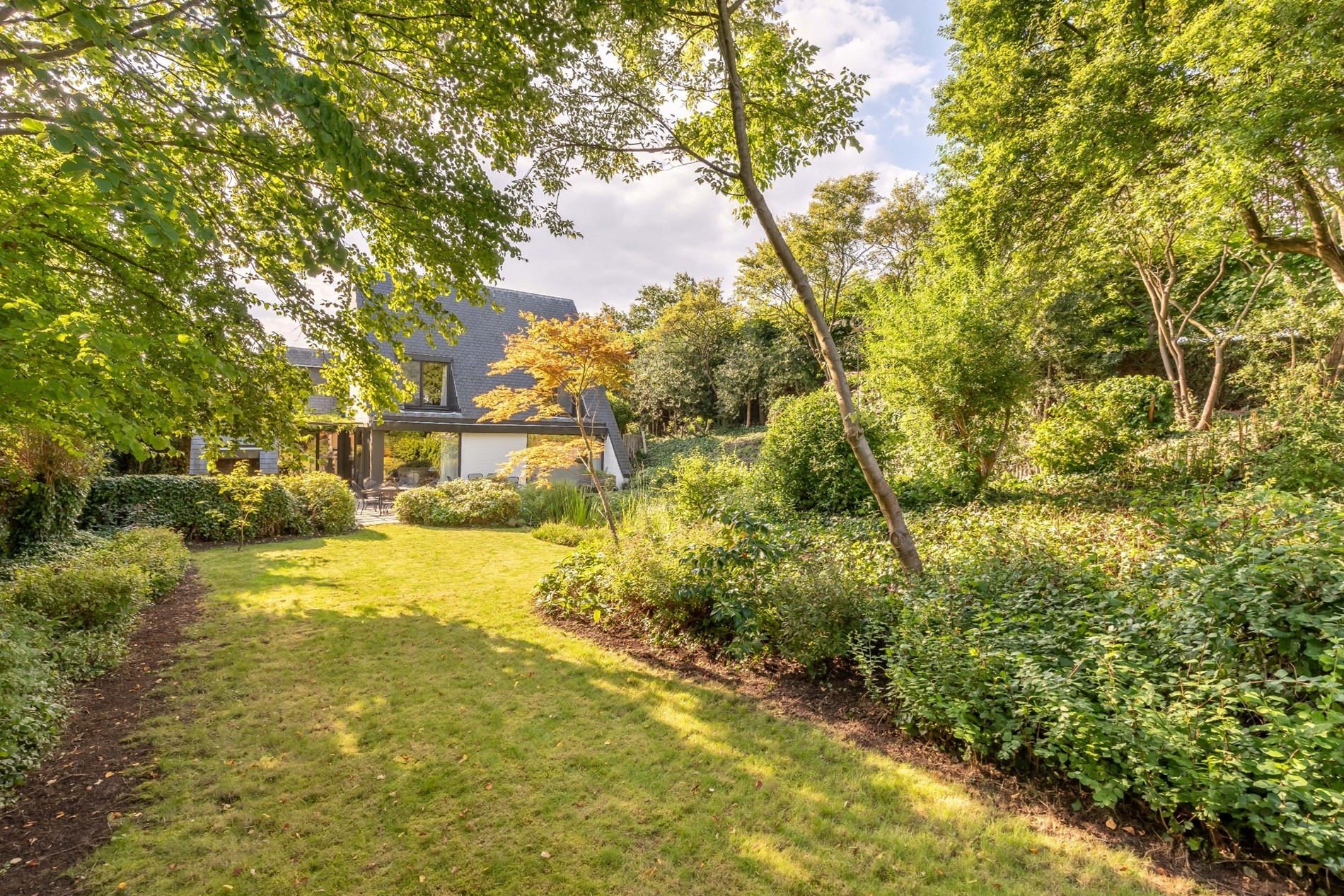 Residentieel gelegen villa met prachtige tuin! - foto 1