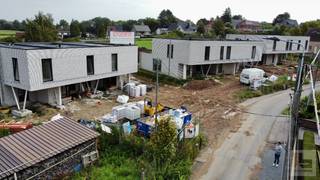 Dit project bestaat uit 9 woonunits, halfopen en gesloten bebouwingen, met toffe architecturale stijl en alle modern comfort! De woningen staan op een mooi perceel grond van 295m2 tot 1294m2, de bewoonbare oppervlaktes variëren 130m2 en de 160m2.<br /><br />BEN-WONING: Het energetisch aspect werd hier zeker niet uit het oog verloren, de woning zullen een E-PEIL 20 behalen. Zo zijn de woning voorzien van zonnepanelen. Verwarming op vloerverwarming met warmtepomp.<br /><br />Iedere woning beschikt over 3 slaapkamers en kan op gebied van keuken, badkamer en tegels nog afgewerkt worden volgende de smaak van de klant bij de vastgelegde leveranciers.<br />Oplevering januari 25'.<br />3 woningen komen in aanmerking voor 6% BTW (onder bepaalde voorwaarden)<br />Prijzen vanaf 339.493,44 EUR (excl. BTW en kosten)<br /><br />Interesse? Had u graag een vrijblijvende afspraak voor een betere toelichting?<br />Contacteer Jens: 0488 98 13 30 of jens@immoboss.be<br /> 