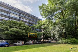 Te moderniseren appartement (96 m²) met 2 slaapkamers, 2 terrassen en autostaanplaats in Berchem. Het pand is gelegen in de Pulhofwijk. Het station...