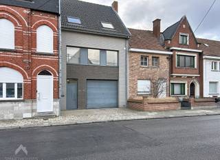 <p>Energiezuinige woning op wandelafstand van winkels, scholen, openbaar vervoer en het centrum. Het pand bestaat uit twee afzonderlijke entiteiten: Woning en loods, elk met een eigen huisnummer. De woning beschikt over een inkomhal met vestiaire. Op de eerste verdieping bevindt zich een gezellige leefruimte met parketvloer, zit- en eethoek en gashaard. Aansluitend is er een volledig uitgeruste open keuken met kookeiland en toegang tot het privatief dakterras, dat kan worden uitgebreid over de volledige oppervlakte van de loods. Verder zijn er een berging/bureel en een apart toilet. De tweede verdieping telt twee ruime slaapkamers en een ingerichte badkamer met douche, ligbad, dubbele lavabo en toilet. Via een trapluik bereikt u de zolder, die mits een vaste trap kan worden ingericht als derde slaapkamer. De loods is een ruime plaats/garage van ca. 140 m² met sectionale poort (3 m hoogte), industriële verwarming en drijfkracht. Niet-hinderende activiteiten zijn toegestaan.</p>
<p>Extra troeven:</p>
<ul>
<li>Energiezuinig</li>
<li>Conforme elektriciteitskeuring</li>
<li>Airco’s</li>
<li>Woning en loods apart verhuurbaar</li>
<li>Realistische huurprijs loods: ± €1.000/maand</li>
<li>Bruikbare vloeroppervlakte: 269 m²</li>
<li>Centrale ligging</li>
<li>Hoogwaardige afwerking en instapklaar</li>
</ul>
<p>Deze woning is te koop ZONDER makelaar via Smart Houses. Inlichtingen of een bezoek: contacteer de eigenaar via 0478/37.14.59.</p>