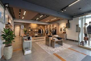 Avantages et mise en page<br /><br />*Surface : Un espace spacieux et modulable de 120 m².<br /><br />*Destination polyvalente : idéale comme bureau de représentation, espace de pratique pour une profession libérale (physiothérapeute, médecin, comptable ou consultant) ou comme boutique élégante.<br /><br />*Ameublement selon vos goûts : L'ameublement doit être fait par le locataire. Cela vous offre l'opportunité unique d'adapter entièrement l'espace au style et aux besoins de votre marque. <br /><br />*Avantage intéressant : pour compenser les travaux d'ameublement, une période sans loyer peut être convenue !<br /><br />*Equipements : Le bâtiment est équipé d'une kitchenette pratique et de sanitaires privés.<br />*Services publics : guichets privés séparés pour une consommation individuelle et transparente.<br /><br />Détails techniques et contractuels<br /><br />*EPC : étiquette E<br />*Dépôt de location : 3 mois de loyer<br />*Taxe foncière : à la charge du locataire, calculée sur la base de la facture fiscale annuelle.<br /><br />Intéressé ?<br /><br />Envisagez-vous les possibilités de ce bâtiment spacieux bénéficiant d'un emplacement privilégié à Koksijde ? Contactez-nous dès aujourd'hui pour plus d'informations ou pour planifier votre visite !<br /><br />Ce bien peut être soumis à l'obligation de rénovation imposée par le gouvernement flamand pour les bâtiments non résidentiels. Pour plus d'informations, veuillez consulter le site web de l'Agence flamande de l'énergie et du climat via https://www.vlaanderen.be/bouwen-wonen-en-energie/niet-residentiele-gebouwen/verplichtingen-voor-niet-residentiele-gebouwen<br /><br />Les images générées par l’IA sont fournies en guise d'inspiration. Elles ne tiennent pas compte des spécifications techniques, ni des renseignements urbanistiques, ni des possibilités concrètes de réalisation.