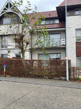 Klik op BEZOEK AANVRAGEN op onze website (www.immo-zone.be) en boek online uw afspraak in.Dit aangename appartement is gelegen in een charmant,...