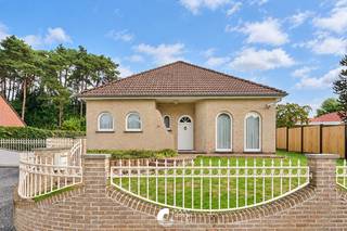 Op zoek naar mooi gelegen gezinswoning met extra ruimte voor opslag of een hobby? <br /><br />Aan de Vlasmeerstraat 22 in Eksel vind je deze woning uit 1990, verwarmd op gas, vakkundig gebouwd en. Een bijzondere troef is de loods met roldeur op het perceel. De vlotte toegang en de extra ruimte maken dit pand interessant voor wie naast een woning ook plaats zoekt voor materiaal, een verzameling of een eigen hobbyruimte. De woning is gelegen in een van de mooiere buurten van Eksel vlak aan de bossen. <br /><br />De indeling van de woning is als volgt:<br /><br />GELIJKVLOERS:<br />- Inkomhal<br />- Toilet <br />- Living <br />- Eetkamer <br />- Slaapkamer 1<br />- zij inkom<br />- Badkamer <br />- Keuken<br /><br />VERDIEPING:<br />- Nachthal<br />- Slaapkamer 2<br />- Slaapkamer 3 met dressing<br />- Toilet <br /><br />BUITEN:<br />- Volledig omheinde tuin <br />- Grote loods <br />- Ruim terras aan achterzijde <br />- Brede inrit met poort