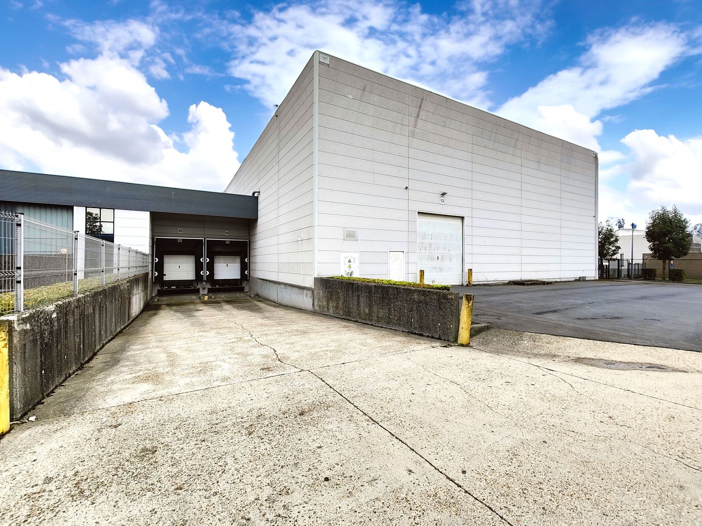 Logistiek hoogbouw magazijn van 4.025 m² te huur nabij de A10 - photo 1