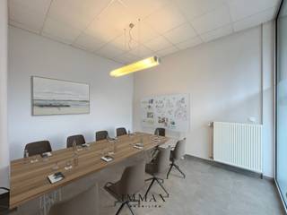 HANDELSPAND/KANTOOR OP TOP LIGGING MET RUIME VERWARMDE KELDERBERGING IN HET CENTRUM VAN OOSTKAMP!<br /><br />Op zoek naar een betaalbare commerciële ruimte in het centrum van Oostkamp met A-locatie op vlak van bereikbaarheid en visibiliteit?<br />Dit handelspand omvat volgende indeling: inkomhal met balie voor 2 personen - 2 kantoorruimtes - toilet - privatieve trap naar ondergrondse verdieping met aansluitend verwarmde kelderberging/opslagruimte. <br /><br />Oppervlakte: 124m²<br /><br />Huurprijs: €1.480/maand<br />Beschikbaarheid: onmiddellijk<br /><br />Voor verdere informatie of vrijblijvend bezoek contacteer Céline op 0476/60 60 23 of mail naar celine@immax.be