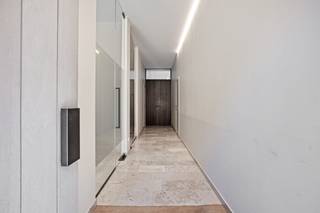 In het hart van Ieper worden twee naast elkaar gelegen gebouwen te koop aangeboden. Deze eigendommen, elk met een eigen bestemming in het...