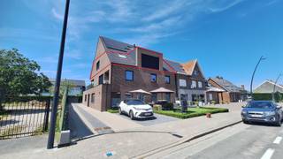 <p>Bent u op zoek naar een ruim, modern en uiterst <strong>energiezuinig appartement </strong>(A-label)?<br />Dan is dit <strong>ruim 2 slaapkamer appartement</strong> in het centrum van Beitem zeker een bezoek waard.<br />(<strong>127 m²</strong> bewoonbaar)<br /><br />Volledige verdieping in een kleinschalig appartement ( 4 appartementen , Lift aanwezig)<br /><br />Indeling :</p>
<ul>
<li>* Inkomhal met vestiaire en toilet</li>
<li>* Lichtrijke<strong> leefruimte met aansluitend terras </strong>(12m² en zuid-west)</li>
<li>* Open en<strong> volledig uitgeruste keuken</strong> met groot raam incl. zonnewering (screen)</li>
<li>*<strong> Ruime berging</strong>/wasplaats aansluitend aan de keuken</li>
<li>*<strong> 2 slaapkamers</strong> , waarvan 1 met <strong>dressing</strong></li>
<li>* Badkamer met dubbel meubel , spiegelkast, ligbad + <strong>ruime inloopdouche</strong></li>
<li>* <strong>Parkeerplaats + fietsenberging inbegrepen</strong> in de huurprijs</li>
</ul>
<strong>Vloerverwarming</strong> met <strong>warmtepomp</strong> , <strong>12 zonnepanelen</strong> (5040 wp), zonnewering voorzien (<strong>screens</strong>), <strong>verlichtingsarmaturen</strong> voorzien, toilet op <strong>regenwater, </strong><br /><br />Oppervlakte : 127 m²<br />EPC A : 14kwh/m²<br />Syndic : 30 euro<br /><br />Interesse in deze topper ?
<p>Neem contact via <strong>051 21 11 11</strong> of <strong>matias@imfiro.be </strong></p>