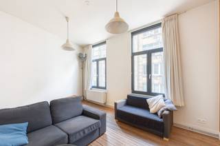 <h3><span>Veelzijdige stadswoning met vergund dakterras</span></h3><p><span>Op zoek naar een ruime stadswoning in Antwerpen voor uw gezin, </span><span>studerende kinderen of co-housing</span><span>? Deze volledig gerenoveerde woning biedt dankzij haar bijzondere indeling verrassend veel mogelijkheden, met als extra troef een volledig vergund dakterras.</span></p><p><span>De woning werd ongeveer acht jaar geleden aangekocht en volledig gerenoveerd door ouders die hun vier studerende kinderen een eigen thuis in Antwerpen wilden geven. De indeling bleek daarvoor ideaal: samen onder één dak, maar met voor ieder voldoende ruimte en privacy. Ook vandaag maakt dit de woning bijzonder interessant voor ouders die één of meerdere </span><span>studerende kinderen in Antwerpen</span><span> willen huisvesten, eventueel samen met vrienden of vriendinnen.</span></p><p><span>Maar evengoed is dit een comfortabele en ruime </span><span>gezinswoning</span><span>. Bij de totaalrenovatie werd het pand grondig geïsoleerd, werden nieuwe ramen geplaatst en werd veel aandacht besteed aan kwaliteit en duurzaamheid. Het resultaat is een energiezuinige woning met een gunstig EPC en een aangenaam wooncomfort.</span></p><p><span>Bijzonder praktisch is de technische schacht die tijdens de renovatie over alle verdiepingen werd voorzien, met aansluitingen voor water, afvoer en technieken. Hierdoor kan op iedere verdieping relatief eenvoudig een bijkomende badkamer, toilet of lavabo worden gerealiseerd. Een slimme ingreep waardoor de woning eenvoudig kan worden aangepast aan veranderende woonwensen.</span></p><p><span>Op het gelijkvloers bevinden zich de inkomhal, met plaats voor drie fietsen, en een ruime, volledig uitgeruste leefkeuken. Op de eerste, tweede en derde verdieping bevindt zich telkens een royale kamer, vrij in te richten als slaapkamer, leefruimte, bureau of studeerkamer. Op de tussenverdiepingen zijn een douche en afzonderlijke toiletten voorzien en iedere verdieping beschikt bovendien over een eigen lavabo. In één van de kamers werd een hoogslaper geplaatst, wat meteen laat zien hoe efficiënt de beschikbare ruimte kan worden benut.</span></p><p><span>Een absolute troef is het </span><span>volledig vergunde dakterras</span><span>: een aangename buitenruimte waar u in alle rust kunt genieten van de zon en het uitzicht over de stad.</span></p><p><span>Ook op langere termijn biedt deze stadswoning veel flexibiliteit. De bestaande indeling leent zich uitstekend voor een gezin met oudere of studerende kinderen, maar ook voor wie met meerdere personen onder één dak wil wonen en daarbij voldoende privacy wil behouden. Dankzij de afzonderlijke verdiepingen en reeds aanwezige technische infrastructuur behoort ook </span><span>co-housing</span><span> praktisch tot de mogelijkheden, uiteraard steeds rekening houdend met de toepasselijke regelgeving.</span></p><p><span>Een bijzonder veelzijdige woning in Antwerpen, ideaal als </span><span>gezinswoning, woning voor studerende kinderen of voor co-housing</span><span>, die zonder grote ingrepen kan meegroeien met haar bewoners.<br /> </span></p>