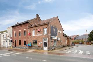 TE KOOP: Handelshuis in Bertem – Commercieel gelijkvloers met woonst, renovatieproject & ruime parkingDit handelshuis in Bertem biedt een unieke kans...