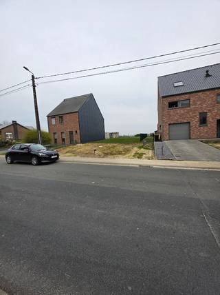 Cette parcelle à bâtir, idéalement située pour une maison 3 façades, se trouve dans la Dorpstraat à Ransberg, un noyau villageois verdoyant...