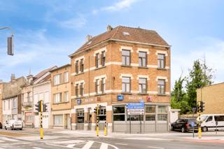 Immo Pické biedt U deze uitzonderlijke opbrengsteigendom met handelsgelijkvloers aan gelegen op een TOPLIGGING en dit in de nabijheid van...