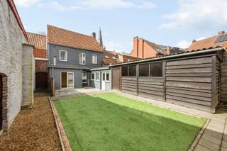 - Ideale ligging in het centrum van Dadizele: Remi-Dewittestraat 7<br />- Recht tegenover het prachtige Mariënstede-park<br />- Lichtrijke leefruimte<br />- Praktische keuken<br />- Bureau of extra gelijkvloerse slaapkamer<br />- Badkamer met wastafel en douche<br />- Inpandige garage en gratis parkeren in de straat<br />- 3 slaapkamers<br />- Zolder<br />- Tuin met terras, tuinhuis en handige uitweg<br />- EPC: 684 kWh/m²/jaar, label F (UC: 3832584)<br />- Richtprijs: € 199.000