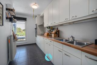 <p>Heel rustig gelegen appartement te huur in kleinschalig gebouw met 2 appartementen in Zelzate.<br />Winkels, openbaar vervoer e.d. bevinden zich in de nabije omgeving.<br /><br />Het appartement omvat een inkomhal, ruime en lichtrijke leefruimte, geïnstalleerde keuken met aanpalend groot terras (24m²) met weids zicht, twee slaapkamers, badkamer met dubbele wastafel en douche, afzonderlijk toilet en een garage met technische ruimte. <br /><br /><strong>Beschikbaar per 01/12/2026.</strong><br />Geen gemeenschappelijke kosten!<br /><br />Een bezoek kan <strong>uitsluitend</strong> via onze website aangevraagd worden: https://www.vastgoeddevos.be/te-huur, klik het pand aan en klik vervolgens op "vraag hier uw bezoek aan". </p>