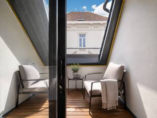 <strong>Hoogwaardig gerenoveerd duplex appartement met zonnig terras in het centrum van Gent</strong><br /><br /><em>Voor bezoekaanvragen: info@carloeggermont.be</em><br /><br />Op een <strong>gegeerde locatie</strong> tussen het Begijnhof, de Coupure en het <strong>historische centrum van Gent</strong> bevindt zich dit <strong>lichtrijke duplexappartement</strong>, onderdeel van een<strong> kleinschalig renovatieproject </strong>in een authentiek hoekgebouw. De residentie omvat slechts vier entiteiten, wat garant staat voor privacy, een <strong>eenvoudig beheer en lage gemeenschappelijke kosten.</strong><br /><br />De r<strong>enovatie werd uitgevoerd in 2026 </strong>met bijzondere aandacht voor<strong> energie-efficiëntie</strong>, kwalitatieve materialen en een tijdloze afwerking. Dit resulteert in een instapklaar appartement met een <strong>gunstige EPC B-score</strong> en hedendaags wooncomfort.<br /><br />Met een <strong>bruikbare vloeroppervlakte van ca. 71 m²</strong> biedt het appartement een aangename woonbeleving in het hart van de stad. De indeling omvat een lichtrijke leefruimte met naastgelegen keuken, een ruime slaapkamer, een tweede compacte kamer, een afzonderlijke bureauruimte met toegang tot het zonnige terras, een stijlvolle badkamer en een berging met wasvoorzieningen.<br /><br />Daarnaast beschikt de residentie over een <strong>gemeenschappelijke fietsenberging.</strong><br /><br /><strong>Een interessante opportuniteit voor zowel eigen bewoning als investering, dankzij de centrale ligging, kwalitatieve renovatie en beperkte kostenstructuur.</strong><br /><em>(opmaak aandeel kosten opmeting en basisakte ten laste van de koper)</em>