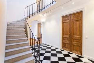 Dit uitzonderlijk riant duplex-appartement bevindt zich op de eerste en tweede verdieping van een statige herenwoning in het hartje van Antwerpen...