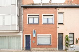 <p>Te koop: instapklare, gezellige woning met 3 slaapkamers en mooie tuin aan de Kliniek te Waregem.<br /><br />Op een toplocatie in Waregem, vlak bij het ziekenhuis en op wandelafstand van zowel het centrum als het station, bevindt zich deze instapklare en bijzonder aangename woning met 3 slaapkamers en verzorgde tuin. Een ideale match voor wie comfortabel wil wonen op een centrale en toch rustige ligging.<br /><br />INDELING: inkomhal, ruime gezellige leefruimte die uitkijkt op de tuin, geïnstalleerde keuken, praktische berging/wasplaats, extra berging en toilet. <br />Buiten geniet je van een aangelegd terras en een grote omheinde tuin — perfect om in alle privacy te ontspannen.<br /><br />Op de eerste verdieping bevinden zich de nachthal, 2 volwaardige slaapkamers en een badkamer. De tweede verdieping, bereikbaar via een vaste trap: de masterbedroom.<br /><br />Troeven<br />• Instapklaar en onmiddellijk beschikbaar<br />• Dubbele beglazing in PVC<br />• Elektriciteit conform<br />• Centrale, wandelvriendelijke ligging<br /><br />Voor wie is dit ideaal?<br />Voor wie op zoek is naar een verzorgde, comfortabele woning met tuin, nabij scholen, openbaar vervoer, winkels en alle voorzieningen van Waregem.<br /><br />Te koop via Immo Beguin, jouw vastgoedexpert sinds 2009, met kantoren in Ronse, Waregem, Kortrijk, Deinze, Doornik en Lessines.<br /><br />Meer informatie of een bezoek inplannen? charlotte@immobeguin.be</p>