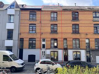 In de Karel de Stoutestraat, op wandelafstand van Decascoop, campussen en het centrum van Gent, vind je deze solide meergezinswoning bestaande uit...