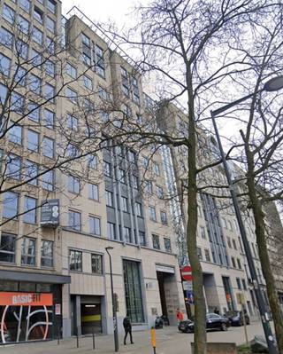 Lichte en ruime kantoren in de buurt van de Kunstlaan en de Kleine Ring rond Brussel. Het is ideaal gelegen in de buurt van het grote kruispunt Kunst/Wet, het metrostation en de Europese zakenwijk Leopoldwijk.<br />Parking: 1.600 €/plaats/jaar