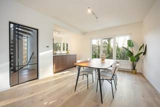 Kwaliteitsvol gerenoveerde HOB met vier slaapkamers, garage met oprit en zonnige tuin op een toplocatie te Brasschaat!<br /><br />De woning werd van A tot Z gerenoveerd met hoogwaardige materialen en is als volgt ingedeeld: via de ruime inkomhal met apart toilet betreedt men de woning, deze geeft toegang tot een polyvalente ruimte (10m2), een berging en de garage. Aan de achterzijde heeft men toegang tot de zuid gerichte tuin.<br /><br />Via de trap bereikt men de lichtrijke leefruimte op vernieuwde parketvloer en een vernieuwde open KVIK keuken voorzien van alle toestellen van het merk Bosch.<br /><br />De tweede verdieping is ingedeeld in vier slaapkamers en een volledig vernieuwde badkamer voorzien van een moderne inloopdouche met regendouchekop, een dubbele lavabo en een tweede toilet.<br /><br />Aan de achterzijde bevindt zich de gezellige zonnige tuin (ca. 170m2) met vernieuwd terras (ca. 30m2). <br /><br />Tenslotte is er ook een garage met automatische poort en oprit aanwezig.<br /><br />Belangrijkste troeven:<br /><br />- Recente totaalrenovatie (2026)<br />- Gunstige EPC score (B)<br />- Geïsoleerde spouwmuur<br />- Elektriciteit conform tot 2051<br />- Vernieuwd en geïsoleerd dak<br />- Driedubbele vernieuwde beglazing<br />- Asbestveilig<br /><br />189m2 bewoonbare oppervlakte cfr EPC.<br /><br />Wenst u een bezoek of meer informatie? Dan kan u ons steeds contacteren via info@dvarealestate.be of via 03/297.00.00.