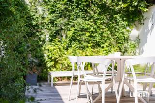 -- Bezoekmoment enkel op afspraak --<br /><br />Sommige woningen laten zich moeilijk in woorden vatten. Deze stadswoning moet u ervaren. <br />Achter de karaktervolle gevel schuilt een verrassend ruim en lichtrijk geheel, waar authentieke charme, hoogwaardige afwerking en een doordachte architectuur elkaar moeiteloos versterken. <br /><br />Bij het binnenkomen wordt u verwelkomd in de stijlvolle ingerichte leefkeuken. Van daaruit leidt de woning u verder naar de open leefruimte, waar een grote raampartij zorgt voor een aangename verbinding met het zonnige terras. Verder nog een handige (fietsen)berging, koele kelder en gastentoilet. <br /><br />Op de verdiepingen bevinden zich drie volwaardige slaapkamers en een smaakvolle badkamer met ruime inloopdouche. Daarnaast de dressing en nog een aparte toilet. Een extra troef is de verrassende mezzanine, die vandaag ingericht is als fitnessruimte en uitkijkt over een praktische bureauruimte. <br /><br />Ook qua comfort werd niets aan het toeval overgelaten dankzij het maatmeubilair en parket dat doorheen de hele woning gebruikt werd. Airco zorgt voor afkoeling, de ver doorgedreven isolatie garandeert een goede EPC score! De centrale ligging zorgt ervoor dat winkels, restaurants, scholen en het station zich allemaal op wandel- of fietsafstand bevinden.<br /><br />Mogelijkheid tot aankoop overdekte autostaanplaats in de straat erachter!<br /><br />Laat u verrassen door de sfeer, de afwerking en de ruimtes die deze woning te bieden heeft. <br />Neem contact op via info@immolierman.be of 053 / 89 99 66