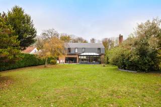 RHODE-SAINT-GENESE, gelegen in een groene, luchtige buurt, biedt deze volledig te renoveren villa een ruime accommodatie en een...