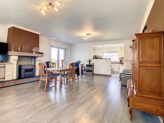 Ontdek deze alleenstaande woning, perfect gelegen in het hart van Westrozebeke.Bij binnenkomst word je verwelkomd in de ruime inkomhal met...