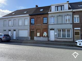 Bijzonder lichtrijke, comfortabel vernieuwde woning met terrastuin. Bestaat uit inkom, gastentoilet, living, modern ingerichte keuken, geriefelijke berging/wasplaats, ZW-gerichte terras/stadstuintje. Op 1ste verd. grote slaapkamer en badkamer (ligbad, douche, wc, wastafel), en vaste trap naar dakverdieping waar zich nog 2 kleinere slaapkamers zich bevinden. Gunstig EPC. <br />Maximale bezetting: koppel met 2 kinderen. Bezoekcapaciteit is beperkt, gezien de woning nu nog bewoond is. <br />Pas vrij vanaf 01/02/2027. Mail louis@vastgoedsinnaeve.be.<br /><br />Bij interesse, gelieve enkel en alleen te reageren via het contactformulier. Wij contacteren u terug van zodra een bezoek mogelijk is.