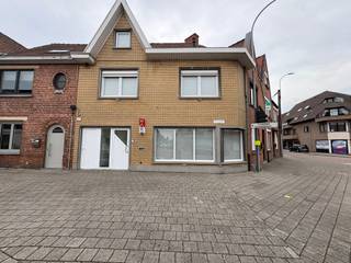 <p><strong>Instapklare woning met 3 slaapkamers, zonnige tuin en uiterst centrale ligging!</strong></p>
<p>Op zoek naar een ruime, instapklare woning op een toplocatie? Deze charmante woning combineert comfort, ruimte en een uitstekende ligging. Met 3 ruime slaapkamers, een lichtrijke leefruimte en een zuidwestgerichte tuin is dit de ideale thuis voor wie op zoek is naar gezelligheid en praktisch wooncomfort.</p>
<p><strong>Indeling:</strong></p>
<p><strong>Gelijkvloers:</strong><br />Inkomhal, lichtrijke leefruimte met ingebouwde gashaard, volledig ingerichte keuken, apart gastentoilet en aparte fietsenberging.</p>
<p><strong>Eerste verdieping:</strong><br />Twee ruime slaapkamers en badkamer.</p>
<p><strong>Tweede verdieping:</strong><br />Ruime derde slaapkamer en geïsoleerde zolder, die kan worden ingericht als extra slaapkamer of hobbyruimte.</p>
<p><strong>Troeven:</strong></p>
<ul><li>Uiterst centrale ligging, vlakbij scholen, winkels en bushaltes</li><li>Instapklaar en onmiddellijk bewoonbaar</li><li>3 ruime slaapkamers met mogelijkheid tot vierde</li><li>Zuidwestgerichte tuin of terras</li><li>Handige zijingang voor fietsers</li><li>Videofoon</li><li>Geen renovatieplicht</li></ul>
<p><strong>Kortom:</strong> een ideale gezinswoning die ruimte, comfort en een centrale ligging perfect combineert. Ontdek zelf de vele troeven van deze woning en laat je verrassen door de mogelijkheden!</p>