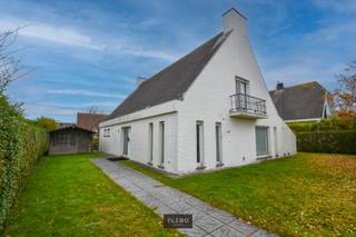 Deze ruime alleenstaande woning, gelegen op slechts 300 meter van het strand, biedt talloze mogelijkheden om tot een prachtig thuis te...