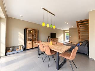 In een recente, rustige woonwijk met groenzones, petanqueplein, speeltuin... vindt u deze moderne woning uit 2016.<br />De combinatie van een aangename indeling, een mooie tuin en energiezuinige technieken maakt dit een ideale thuis voor wie comfortabel wil wonen.<br /><br />Via de inkom met gastentoilet komt u in de ruime leefruimte met een open, ingerichte keuken met kookeiland en ingebouwde toestellen.<br />De woning beschikt over drie slaapkamers en een badkamer met ligbad, afzonderlijke douche en dubbele lavabo.<br />Verder zijn er twee toiletten en een garage.<br /><br />Het terras en de mooie tuin bieden alle ruimte om buiten te ontspannen.<br />De tuin is ook achteraan bereikbaar via een poortje dat uitgeeft op een wegeltje, handig voor fietsen en tuinmateriaal.<br /> 
<ul>
	<li>energiezuinig wooncomfort met een EPC van 44 kWh/m² per jaar</li>
	<li>zonnepanelen</li>
	<li>warmtepomp met diepteboring</li>
	<li>ventilatiesysteem D</li>
	<li>vloerverwarming/koeling en driedubbele beglazing</li>
	<li>regenwaterput</li>
	<li>Bouwjaar: 2016 — Kadastraal inkomen: € 702</li>
</ul>
Interesse? Ontdek deze woning tijdens een bezoek op afspraak.