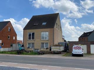 <strong>Duplex appartement met terras en carport.</strong><br /><br />In een rustige en aangename omgeving te Begijnendijk bevindt zich dit <strong>duplex appartement</strong>, ideaal voor comfortabel en praktisch wonen.<br /><br />Het appartement beschikt over een<strong> inkomhal, een lichtrijke leefruimte met open keuken, een badkamer, twee slaapkamers, een zolderberging </strong>en een aangenaam <strong>terras </strong>dat rechtstreeks aansluit op het appartement.<br /><br />Verder is er een <strong>carport met fietsenberging</strong> inbegrepen, wat zorgt voor extra comfort en veilige opbergruimte.<br /><br /><strong>Beschikbaar vanaf 1 juli 2026.</strong><br /><br /><strong>Interesse in een bezoek of meer informatie?</strong><br />Neem gerust contact met ons op:<br />📞 0473/33 33 33<br />✉️ philip@wijns.be<br /> 
