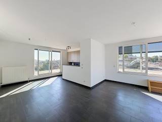 <p>Op de vijfde en hoogste verdieping van een verzorgd gebouw in de Goede Herderstraat in Sint-Jans-Molenbeek vind je dit lichtrijke penthouse. De ligging combineert de rust van een residentiële zijstraat met de nabijheid van alle stadsvoorzieningen. Het appartement telt een bewoonbare oppervlakte van 100 m² en is alsvolgt ingedeeld: een ruime woonkamer met aansluitend een volledig ingerichte keuken, uitgerust met vaatwasser, oven en koelkast. Er zijn 2 volwaardige slaapkamers en een badkamer met alle comfort. De nachthal omvat een toilet en een wasplaats die zorgt voor extra bergruimte. Bijzonder aan dit penthouse zijn de 3 terrassen, die voor een uitzonderlijke buitenbeleving zorgen. Bij het appartement hoort ook een inpandige autostaanplaats, een extra troef in de stad. Het pand is instapklaar, <strong>onmiddelijk beschikbaar</strong> en heeft een EPC-label D. Maandelijks is er een forfaitair bedrag van <strong>€ 130</strong> voor het onderhoud van de gemeenschappelijke delen. De buurt is bereikbaar met openbaar vervoer met snelle verbindingen naar het centrum. Winkels, scholen en invalswegen liggen binnen handbereik. Wil je dit penthouse met drie terrassen zelf komen bezichtigen? <strong>Plan je bezoek in via www.living-stone.be</strong></p>