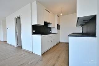 <strong>Dit ruim appartement is gelegen op de vierde verdieping, én heeft een oppervlakte van 84 m2.</strong><br />Het appartement bestaat uit een inkomhall, ruime leefruimte met geïnstalleerde keuken, berging, toilet, badkamer met inloopdouche, twee slaapkamers, én een terras met een oppervlakte van 15 m2. <br /><strong>Het appartement is afgewerkt met kwaliteitsvolle materialen.</strong><br />inclusief ondergrondse parkeerplaats.<br />Gemeenschappelijke kosten: 70 euro/maand<br />Centrale ligging nabij winkels, scholen, openbaar vervoer....<br />Interesse? Contacteer Immo Roman : GSM : 0472 35 92 86