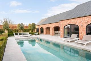 Ce manoir exceptionnellement économe en énergie (indice E 20) est situé dans une impasse à distance de marche du centre animé de Hoogstraten. La...